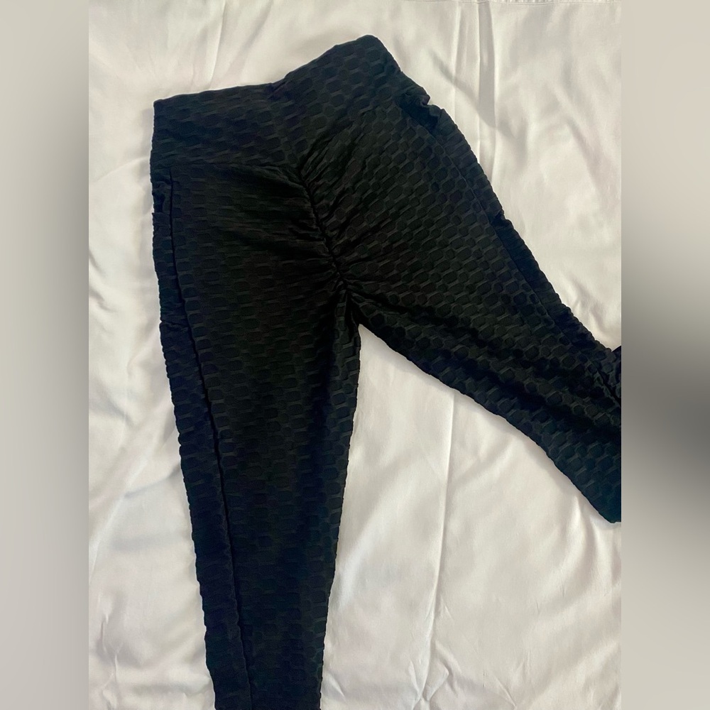 Black Leggings with Pockets and Scrunch Detail